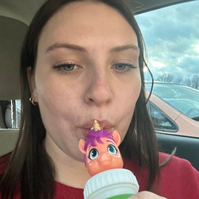 valerie_hurt's profile picture. everyone look, the little freak is back!