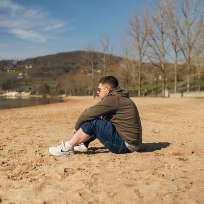 personne simple, ouvert à discussions politiques, vision verticale de la gauche-droite. fidèle à ceux que j aime.