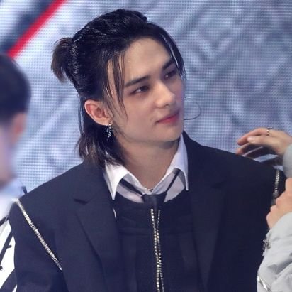 hyunjinhwang_it's profile picture. Hyunjin is pure art, how can you not love him? It's impossible!!