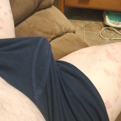 bi guy who loves to service and spoil a hottie !