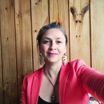 Periodista, estratega comunicacional/ corazón verde... Educadora ambiental, tallerista, fitoterapeuta y emprendedora sustentable.