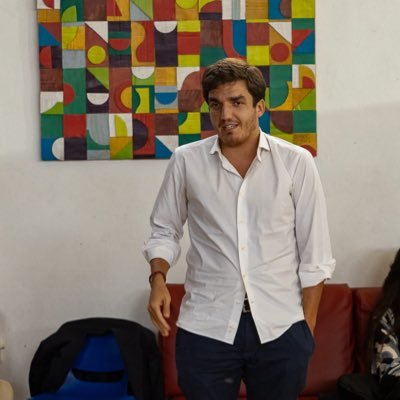 Social Liberal. Beto de Cascais radicado nos Prazeres e treinado na FCSH. A família diz que sou a direita que dá jeito à esquerda. O Parágrafo nas horas vagas.