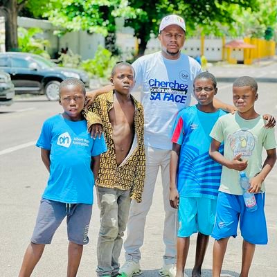 Un homme qui  réclame la liberté des enfants de la rue 
mon numéro WhatsApp +243 982647405