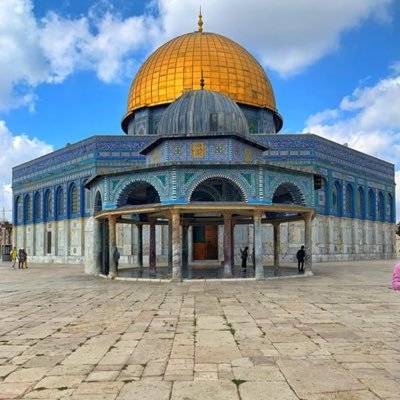 ألا بذكرالله تطمئن القلوب وتحطُّ الذنوب وبه يرضي علام الغيوب وبه تفرج الكروب