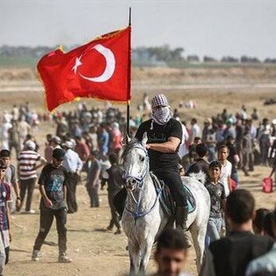 '  Dâr-ı dünyâ Kerbelâ'dır her Hüseynî meşrebe'