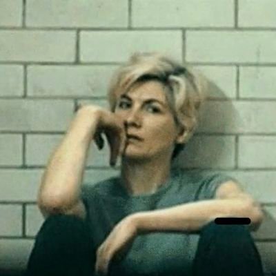 pictures, sometimes gifs of jodie whittaker with wavy hair