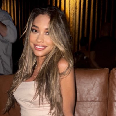 Cata_valenciha's profile picture. Brand & Relationship Architect