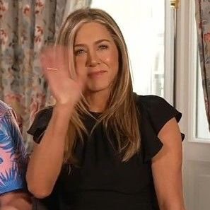 Jennifer Aniston fans page you can talk to her by your self not me okay