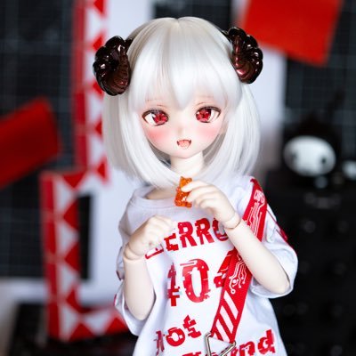 French mdd collector. I like to knit and sew for the 1/4 doll size :).