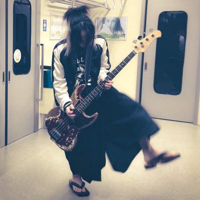 Bassist：みんなのこどもちゃん👁｜デッカチャン🥁｜とろんとろんちーず🧀｜などでbassを弾かせて頂いてます🎶Photoshopのお仕事もやるます💻弾いてみたっぽい動画も作って遊んでるます🎢