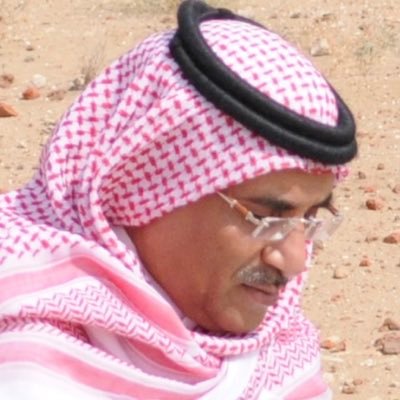 سعوديّ؛ أصلًا وأصالةً ونسبًا. دكتوراة في الآثار وعضو في جمعيات أثرية وتراثية وتاريخية.