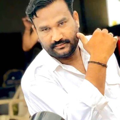 king_sufee's profile picture. 🌹

बड़ी उलझन में है किश्तियाँ सारी ,ओसाफ,

रहना भी समंदर में है,ओर लड़ना भी समंदर से  है