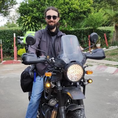 Creador de Venga Le Cuento.
Programador de profesión, astrónomo y motero por pasión, y músico de corazón.