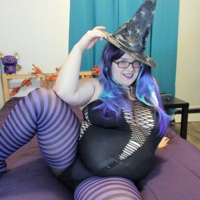 Curvy Cammer / content creator. Artist and newb gamer. Kink friendly. DM for customs, serious inquiries only.