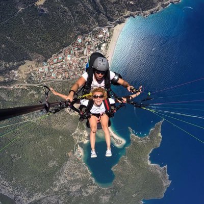 uzay boşluğunda gezegenini arayan kız