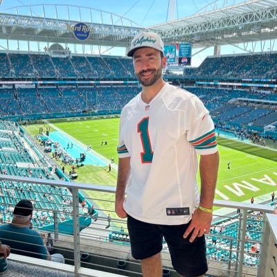 FINS UP BABY🐬 🏈 Yup… I am a die hard Dolphins fans who will bring the energy, positivity and good vibes all season long. Ottawa, Canada 🇨🇦