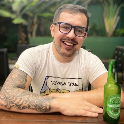 Opiniões não solicitadas, piadas forçadas e gif de gatinho. (+1 clichê da internet)