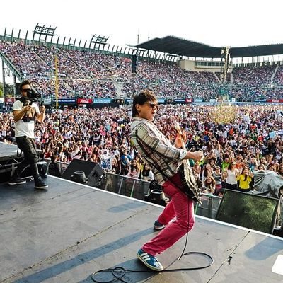 estebandelarco's profile picture. Professional Guitar Player.