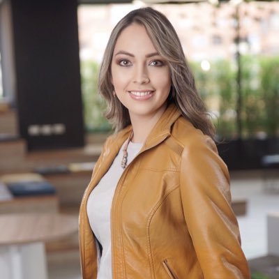 Madre, Médica y Administradora de profesión, artista de vocación. Crítica, humana, social.