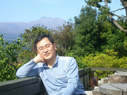 지극히 평범한 소시민입니다^^; 후손들에게 좀더 나은 미래를 물려주기 위해 애쓰고 힘쓰는..... 진보와 개혁을 지향하는 사람들을 사랑합니다^^: