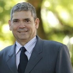 Mestre em Sistemas de Comunicações. Administrador.
Eletronic Warfare, Psicopedagogia, Política e Estratégia.
Presidente do @IBrasilSoberano.
Pai de médicos.