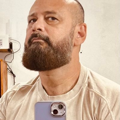 Só estou aqui pelas tretas. Boa música e vinhos, barzinhos, cinema, Jazz, Rock e boas histórias. Produtor Cultural.Gestor de projetos.