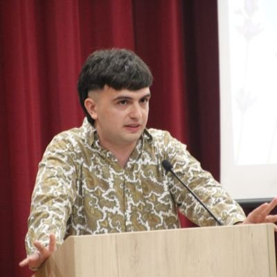 Filologia catalana, música i basarda. Guru dels kebabs. Puta Espanya, puta França, puta Israel i putos Països Baixos.
