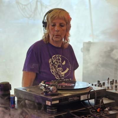 DJ / Promoter and fan of Old Skool Hardcore, Acid House, Jungle and Techno. Promoter of Distant Planet For bookings louiseplusone@distantplanet.dance