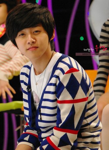 Hye I'm Gwen im 13, Imma big fan of U-KISS! And I Love Shin Dongho! yea from U-Kiss. Click Follow :D and im very friendly :)
