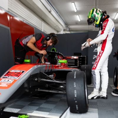Race mechanic in @tecnicar_racing 🏎️🔧 Me gusta demasiado la cerveza y los cochecitos