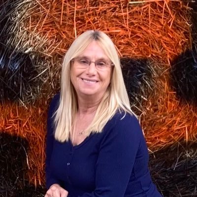 Lisawal17139603's profile picture. Love country music