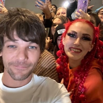 24 || concert addict || one of Louis babes 🫶🏻 || they/them 🩶 || met Louis 19.10.2023