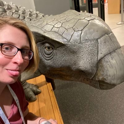 Paleontology PhD student at the University of Southern California | Interested in osteoderm morphology | 🦕💖💜💙She/Her