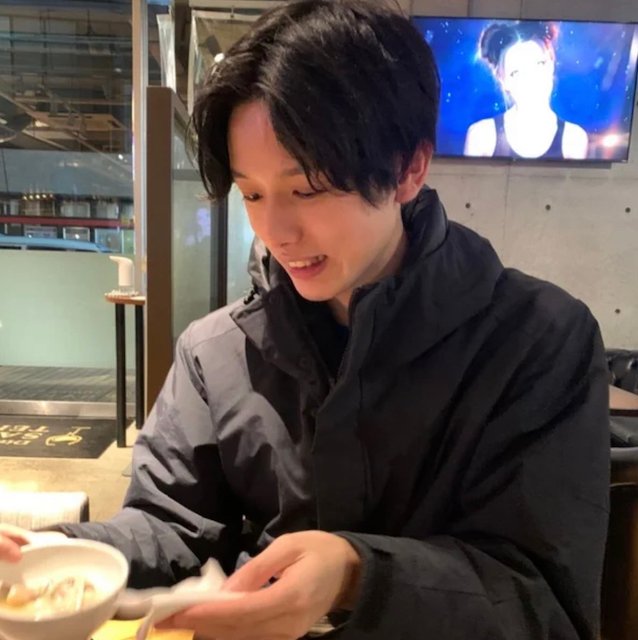 自然が大好きで、週末はハイキングに出かけます。/お笑いライブに行くのが好き