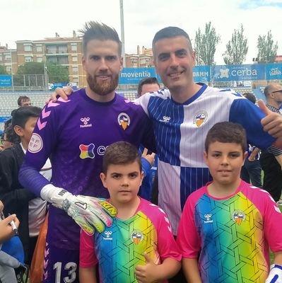 Socio junto con mis hijos y mi mujer del Centre D'Esports Sabadell F.C 💙🤍 , miembro de la Penya Arlequinada Jordi Bransuela 🩵🤍 y seguidor del http://R.Madri