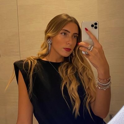 Io che amo i concerti, il cioccolato e complicarmi la vita 🍫👧🏼🔥 | @giorgia_lasagni su Instagram