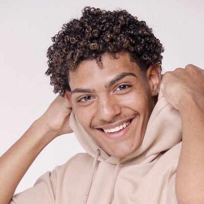 ViniOficial2022's profile picture. * Curitiba/Pr * Modelo/Cantor ig: ViniSouzaOficiall