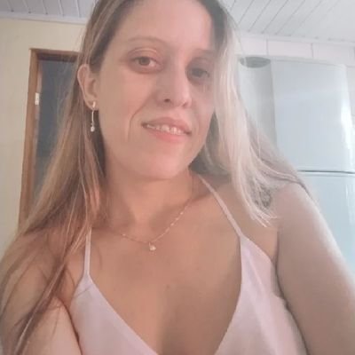 Pedagoga, Escritora, Arte, História, Filosofia, Ciências, Dança Contemporânea 
--
Instagram: michellevieira_cherry