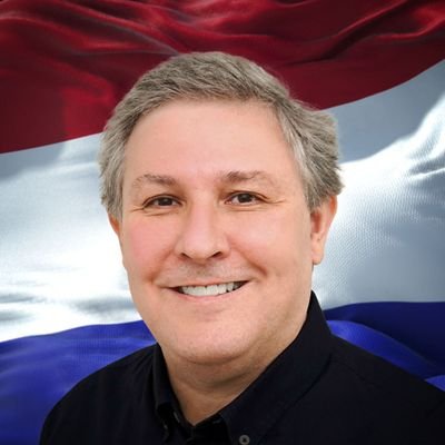 Senador de la República del Paraguay.
Abogado, docente universitario y, más importante de todo, papá de Cori y Mau.