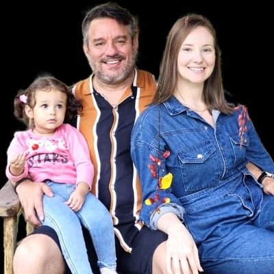 Cristão Evangélico, Marido da Lud, pai da Estherzinha, Pastor da IEBV, Administrador, Professor, Psicanalista