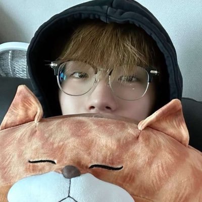vbspopper's profile picture. what do you mean im seated at ZB1 debut