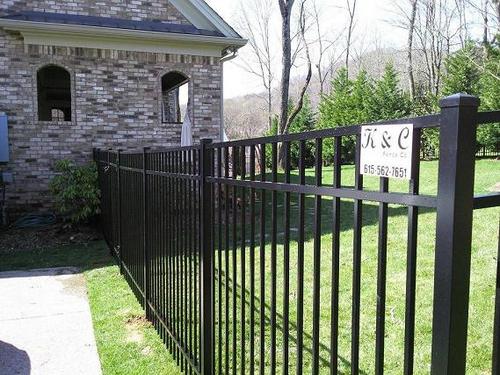 Nashville Fence Contractor providing fence in Davidson County TN. Privacy fence, Aluminum Fence, Chain Link fence, Steel fence, Picket fence, commercial fence.