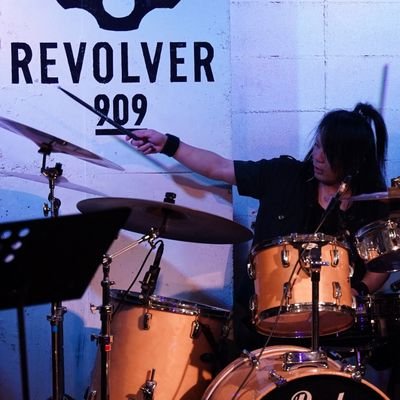 オレンジ頭だった寺澤 多惟良-テラサワ タイラ-本名です。ex.GESTALT/ex.PAPACY/ex.Seriously Idiot__ラーメンと女の子と動物が好きなフリーで動いてるドラマーみたいな人ですデュフフフごく稀にベースで遊んだりしてます。名前の通り下ネタ多いです。ピクミン育てまそ。