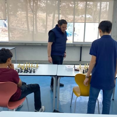 Soy el CM Sergio Turincio, experiencia de 14 años dando clases de ajedrez, 24 placticandolo, apasionado del ajedrez, me encanta el cine, las series y los tacos.