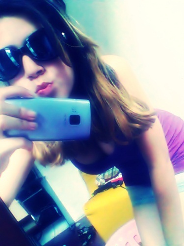 Meu nome é Maynnara Grazielly Meneses Meneguelly, tenho 14 anos, gosto de ouvir músicas, conversar com as amigas, sair ... Quer saber mais ?! Tenta adivinhar :9