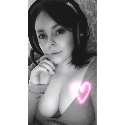 Gamer & Hairdresser 🎮💇🏻♀️ Support vSpxrtxnx ❤️🔥TWITCH: https://t.co/iaPZ7pMvT3 KICK: https://t.co/sEn3PW8yd4 #supportingstreamers 💜