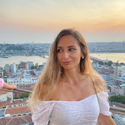 creator | life explorer | design fairy

Marketing designer striving to become a product designer ✨ 

Learning Romanian 🇷🇴  

Obsessed by journeys and sea 🌊