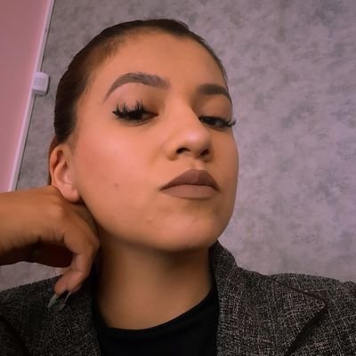 Emprendedora lash , nailon, and make up artist
