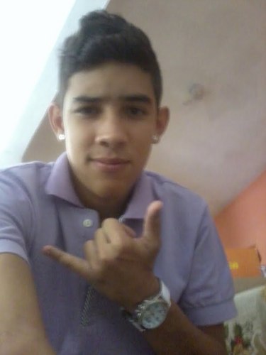 Jogador de futebol,lateral-direito 17 anos ,se quizer saber mais seguee aê :D