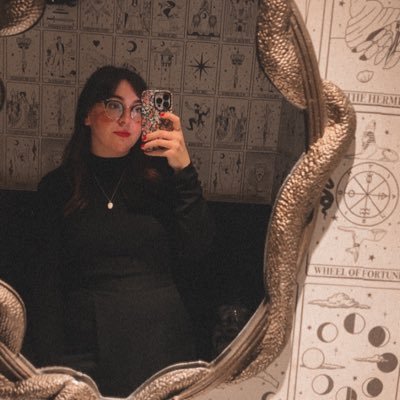 hannahbethftw's profile picture. probably reading